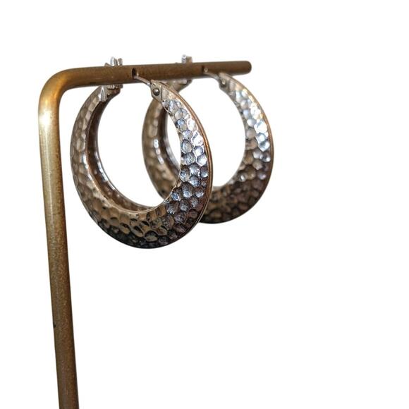 Marked Napier Silver Tone Hammered Hoop Snap Down Clasp Earrings - Picture 6 of 6